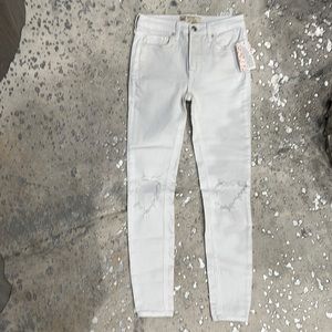 NWT Free People white distressed jean. Size 25R